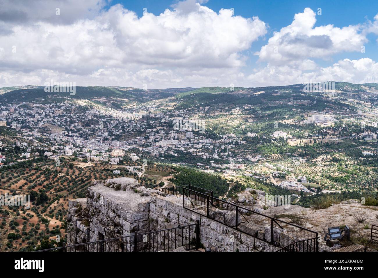 Città di Ajloun vista dal castello, 12°. Secolo d.C. Ayyubid musulmano, Giordania Foto Stock