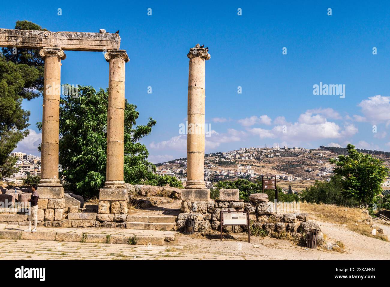 La città romana di Jerash in Giordania presenta il foro ovale circondato da colonne Foto Stock