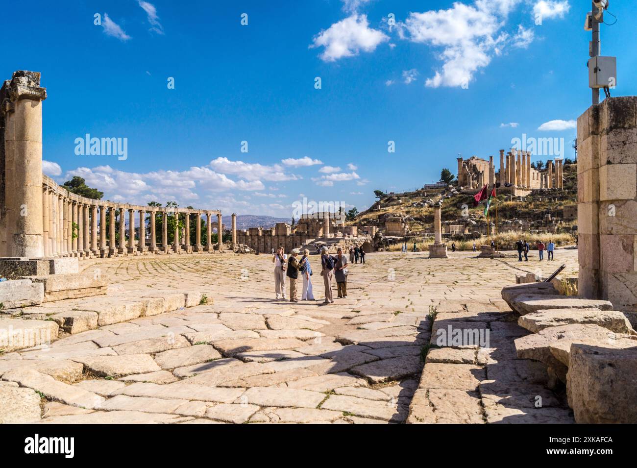 La città romana di Jerash in Giordania presenta il foro ovale circondato da colonne Foto Stock