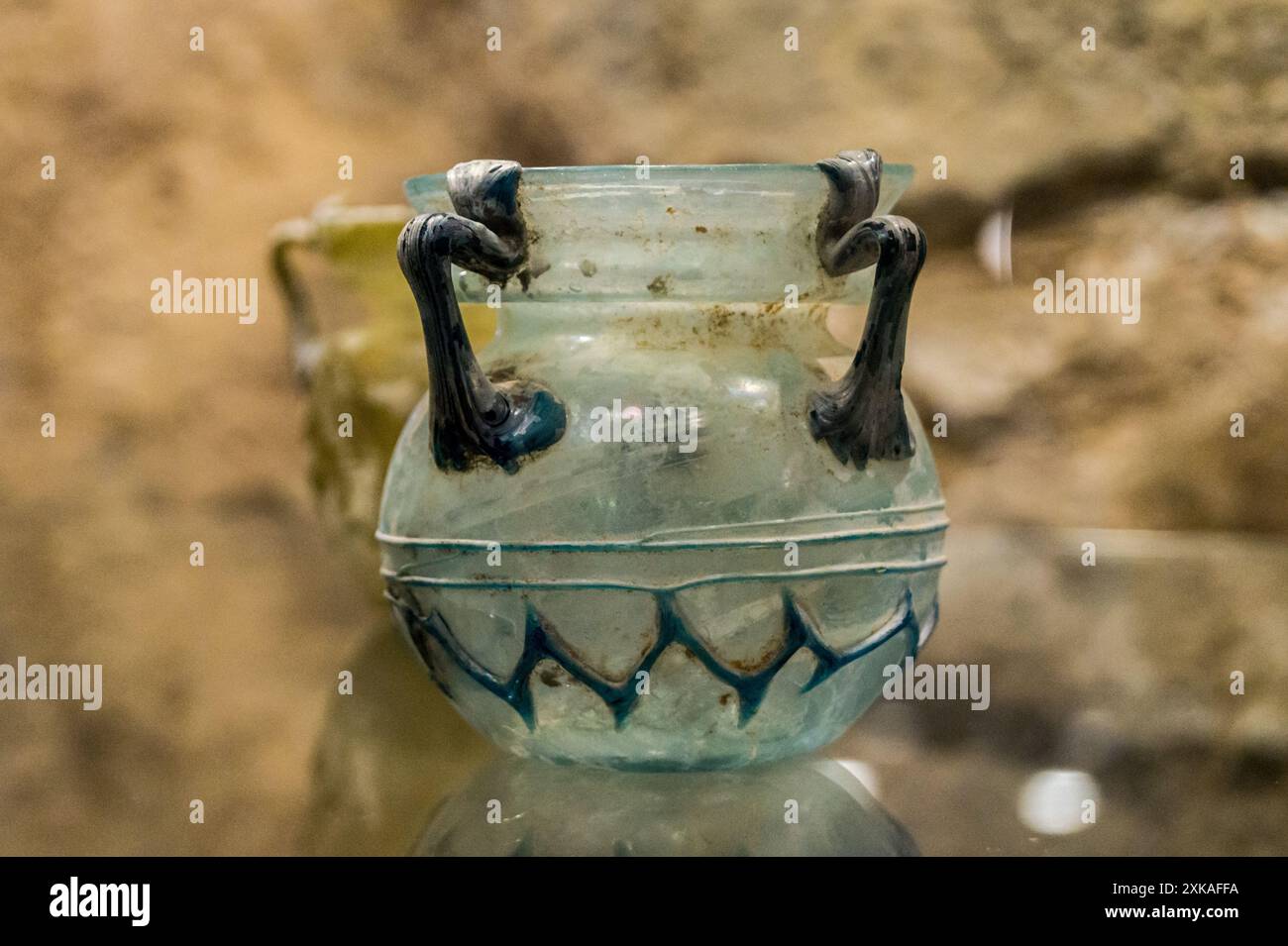 Vetro romano nel museo del castello di Ajloun, Giordania Foto Stock