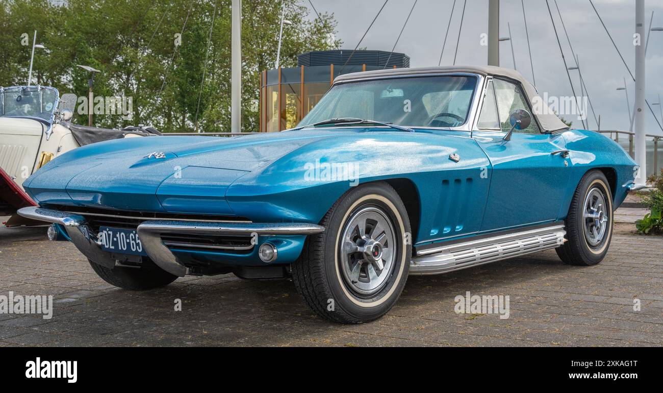 Lelystad, Paesi Bassi, 16.06.2024, vettura sportiva classica Chevrolet Corvette C2 convertibile dal 1965 al National Old timer Day Foto Stock
