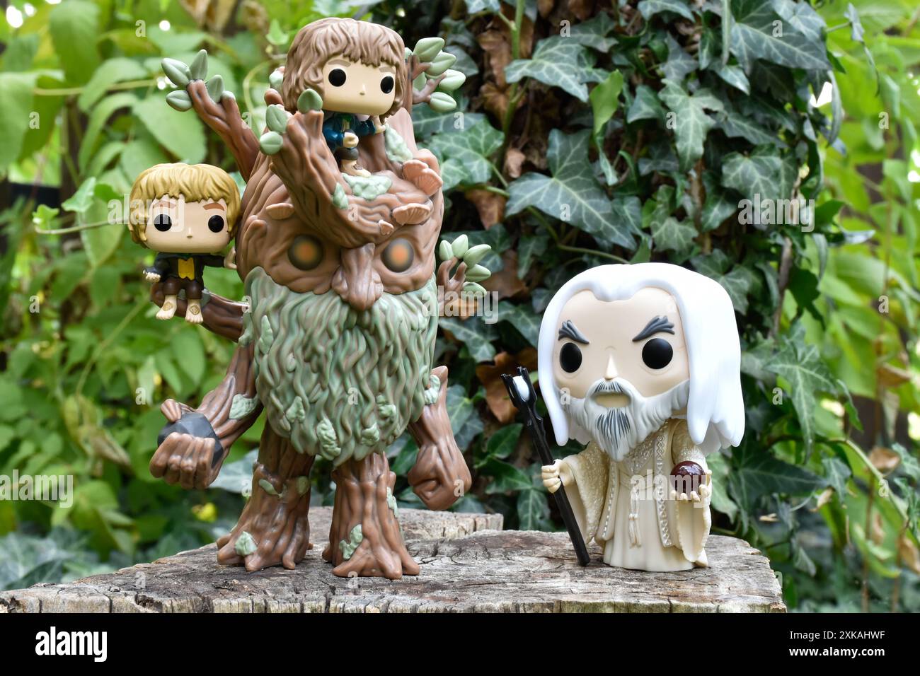 Funko Pop action figure di Barbabietola con Merry e Pippin e il mago Saruman il bianco dal film fantasy il Signore degli anelli. Foresta favolosa. Foto Stock