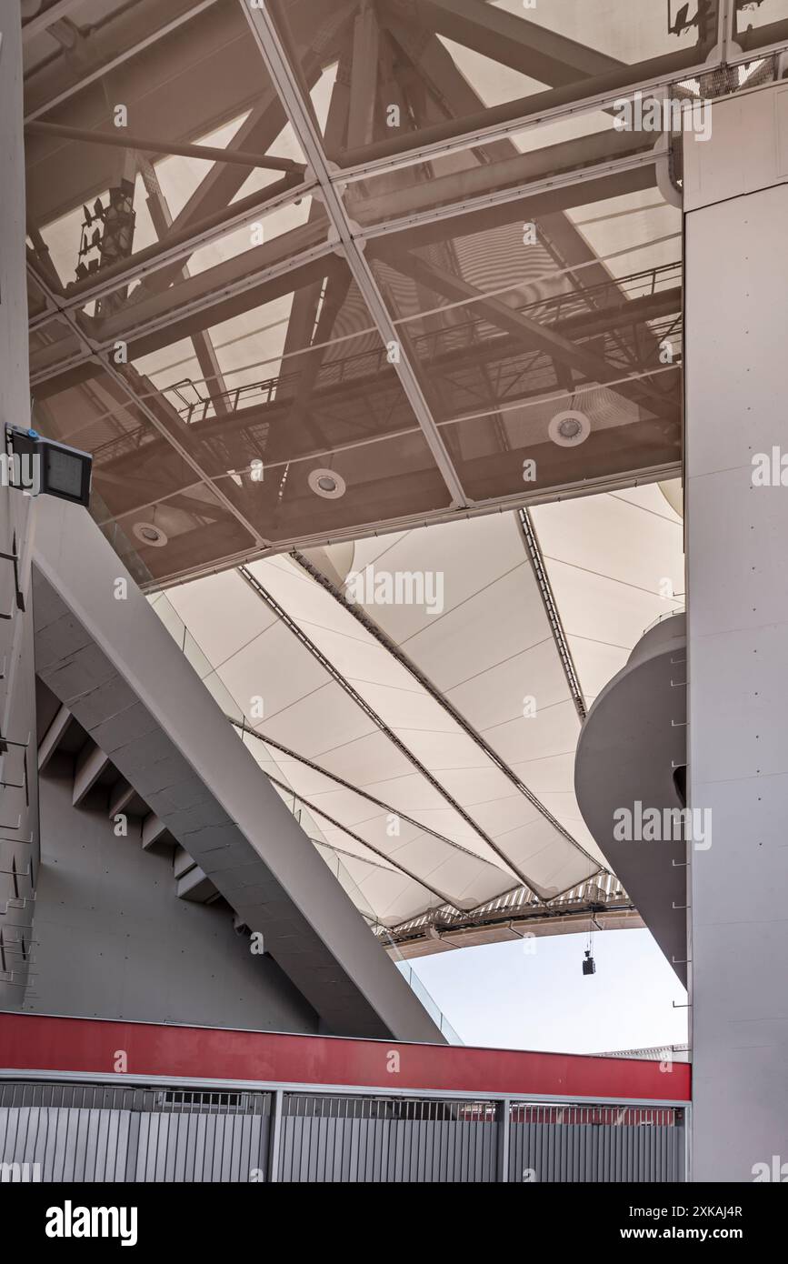 Gli stadi di calcio sono luoghi iconici in città dove si svolgono gli eventi sportivi più emozionanti ed emozionanti Foto Stock