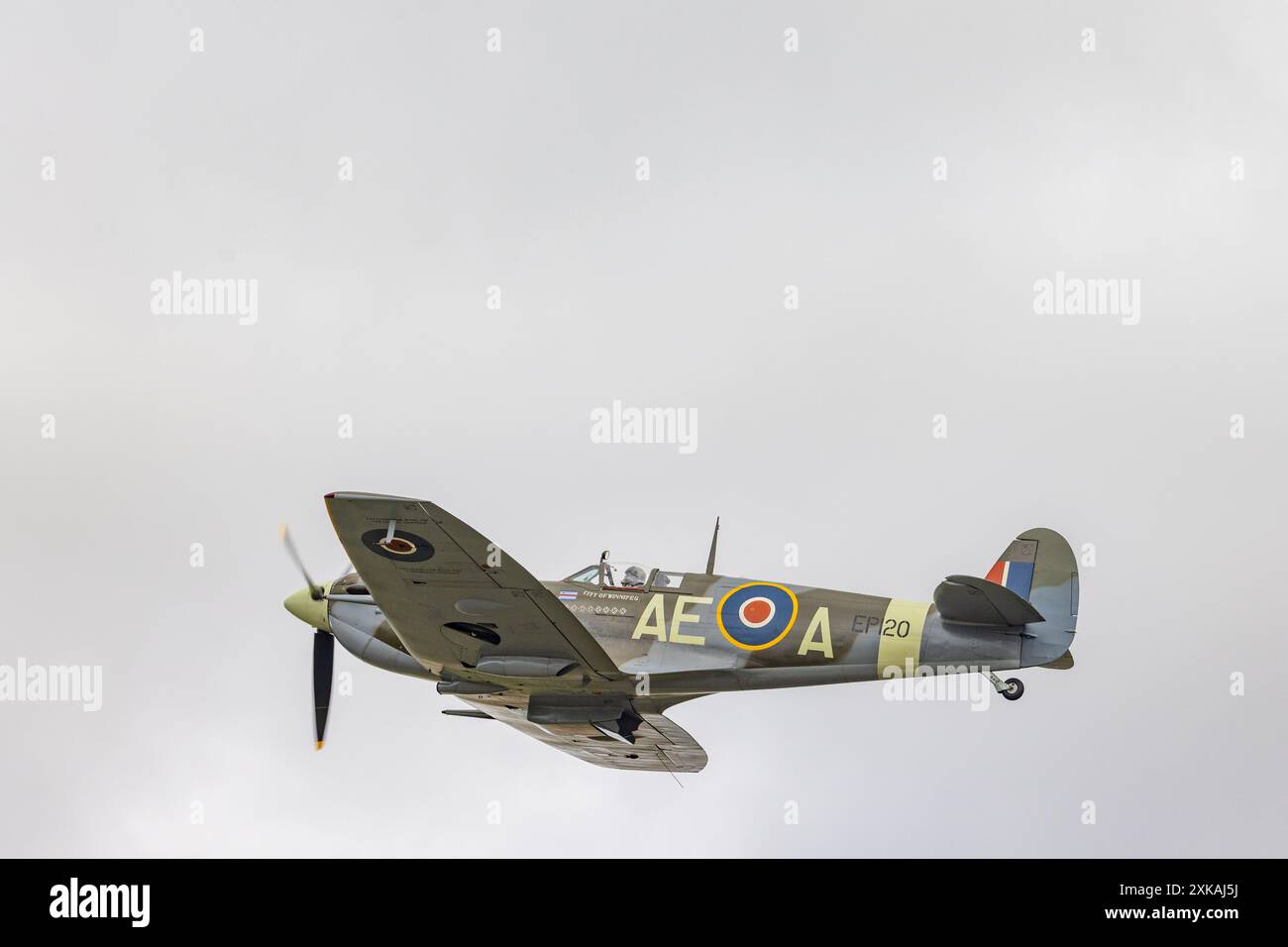 Fairford, Regno Unito. 21 LUGLIO, 2024. Candian Spitfire come migliaia di persone decadono sul Royal International Air Tattoo (RIAT), una delle più grandi fiere aeree al mondo con oltre 200 aerei sul sito USAF RAF Fairford con molteplici esposizioni di volo. Credito Milo Chandler/Alamy Live News Foto Stock