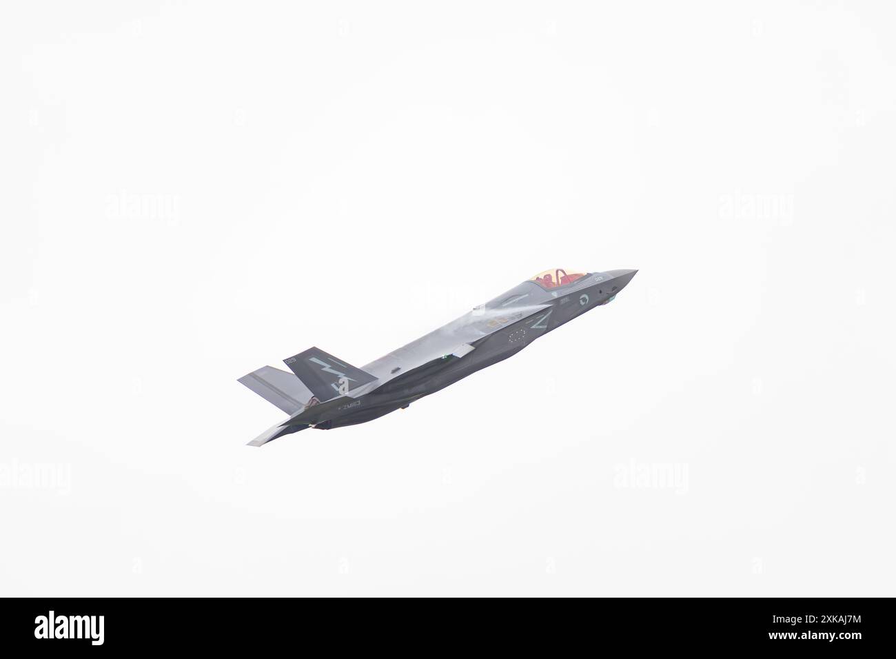 Fairford, Regno Unito. 21 LUGLIO, 2024. L'F-35 II è un fulmine che si esibisce in volo mentre migliaia di velivoli sono decaduti sul Royal International Air Tattoo (RIAT), una delle più grandi manifestazioni aeree al mondo con oltre 200 aerei sul sito della RAF USAF di Fairford con molteplici esposizioni di volo. Credito Milo Chandler/Alamy Live News Foto Stock