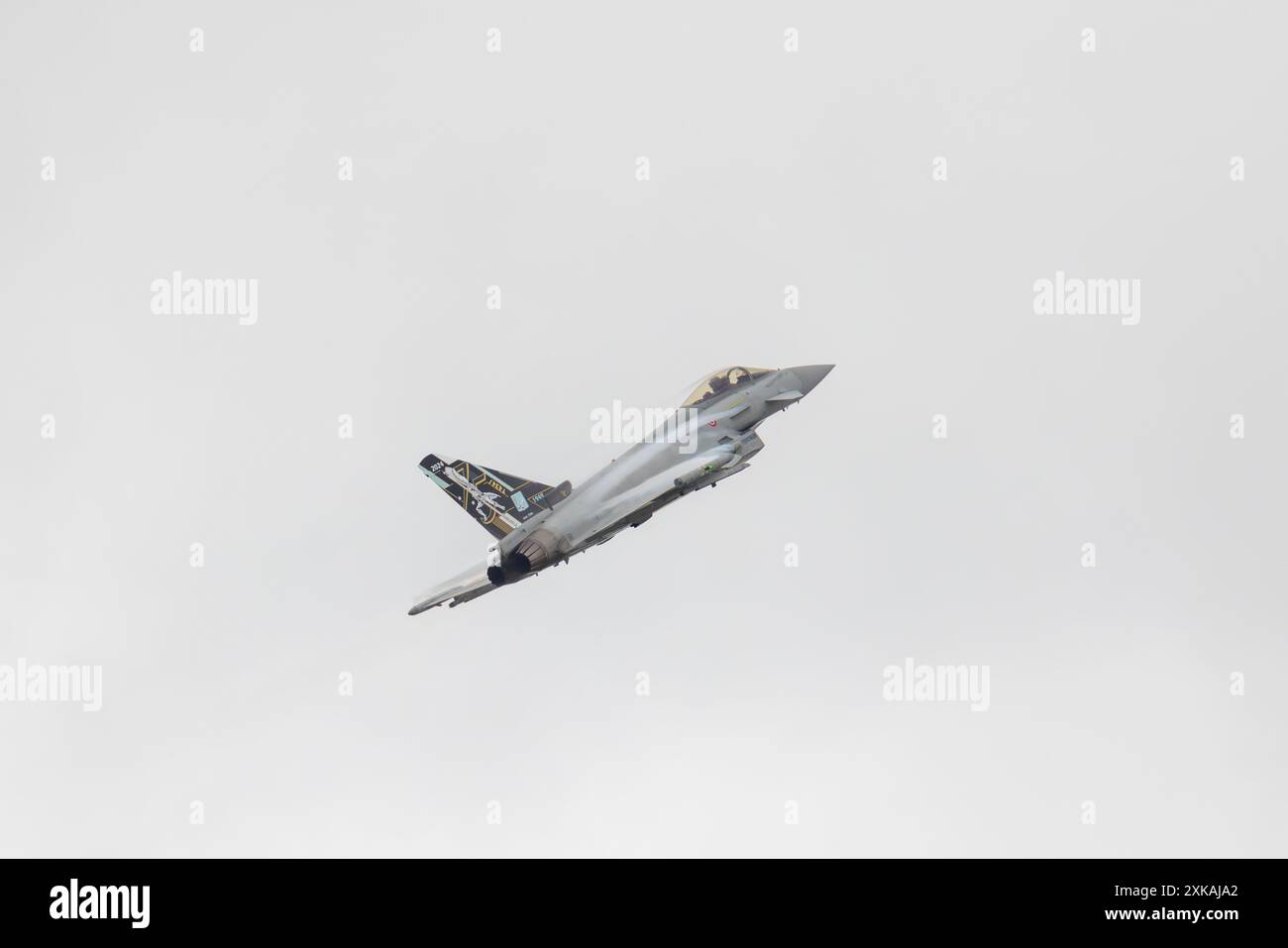 Fairford, Regno Unito. 21 LUGLIO, 2024. Tycoon si esibisce come migliaia di persone decadute sul Royal International Air Tattoo (RIAT), una delle più grandi fiere aeree al mondo con oltre 200 aerei sul sito della RAF USAF di Fairford con molteplici esposizioni di volo. Credito Milo Chandler/Alamy Live News Foto Stock
