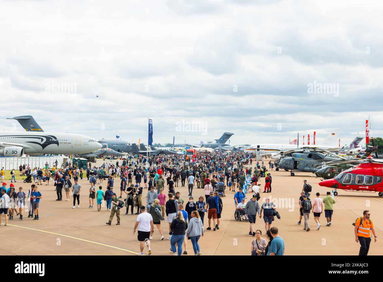 Fairford, Regno Unito. 21 LUGLIO, 2024. Come migliaia di persone decadono sul Royal International Air Tattoo (RIAT), una delle più grandi fiere aeree al mondo con oltre 200 aerei sul sito della RAF USAF di Fairford con molteplici esposizioni di volo. Credito Milo Chandler/Alamy Live News Foto Stock