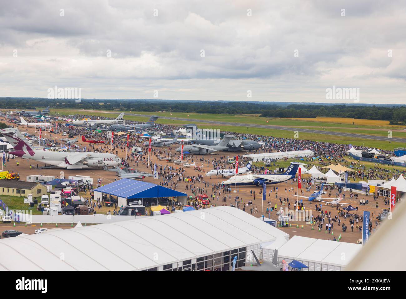 Fairford, Regno Unito. 21 LUGLIO, 2024. Ariel vista come migliaia di persone decadono sul Royal International Air Tattoo (RIAT), una delle più grandi fiere aeree al mondo con oltre 200 aerei sul sito USAF RAF Fairford con molteplici esposizioni di volo. Credito Milo Chandler/Alamy Live News Foto Stock