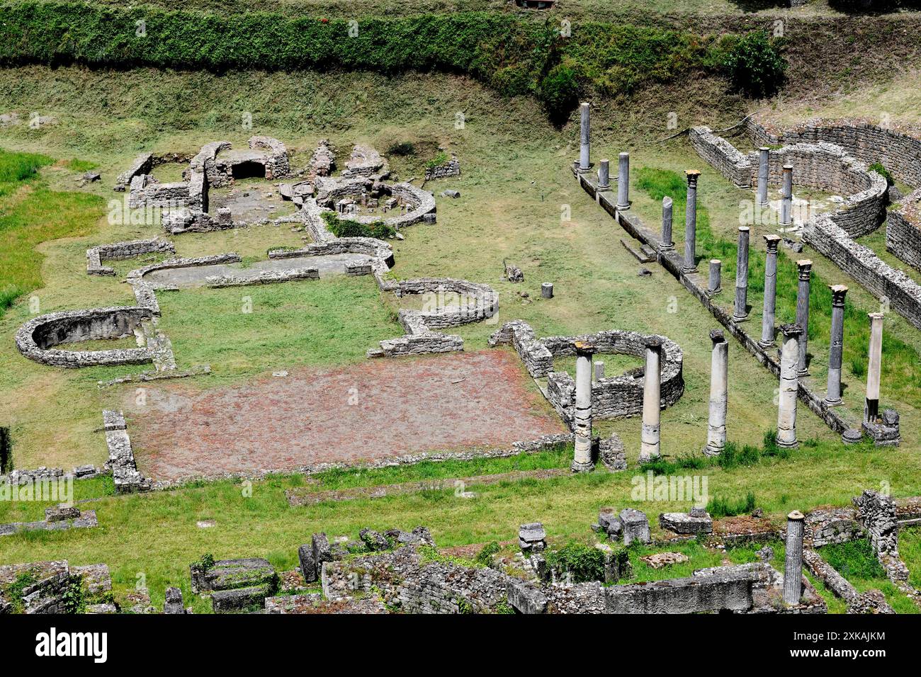 Anfiteatro del Teatro Romano e Acropoli etrusca di Volterra in Toscana, Italia Foto Stock