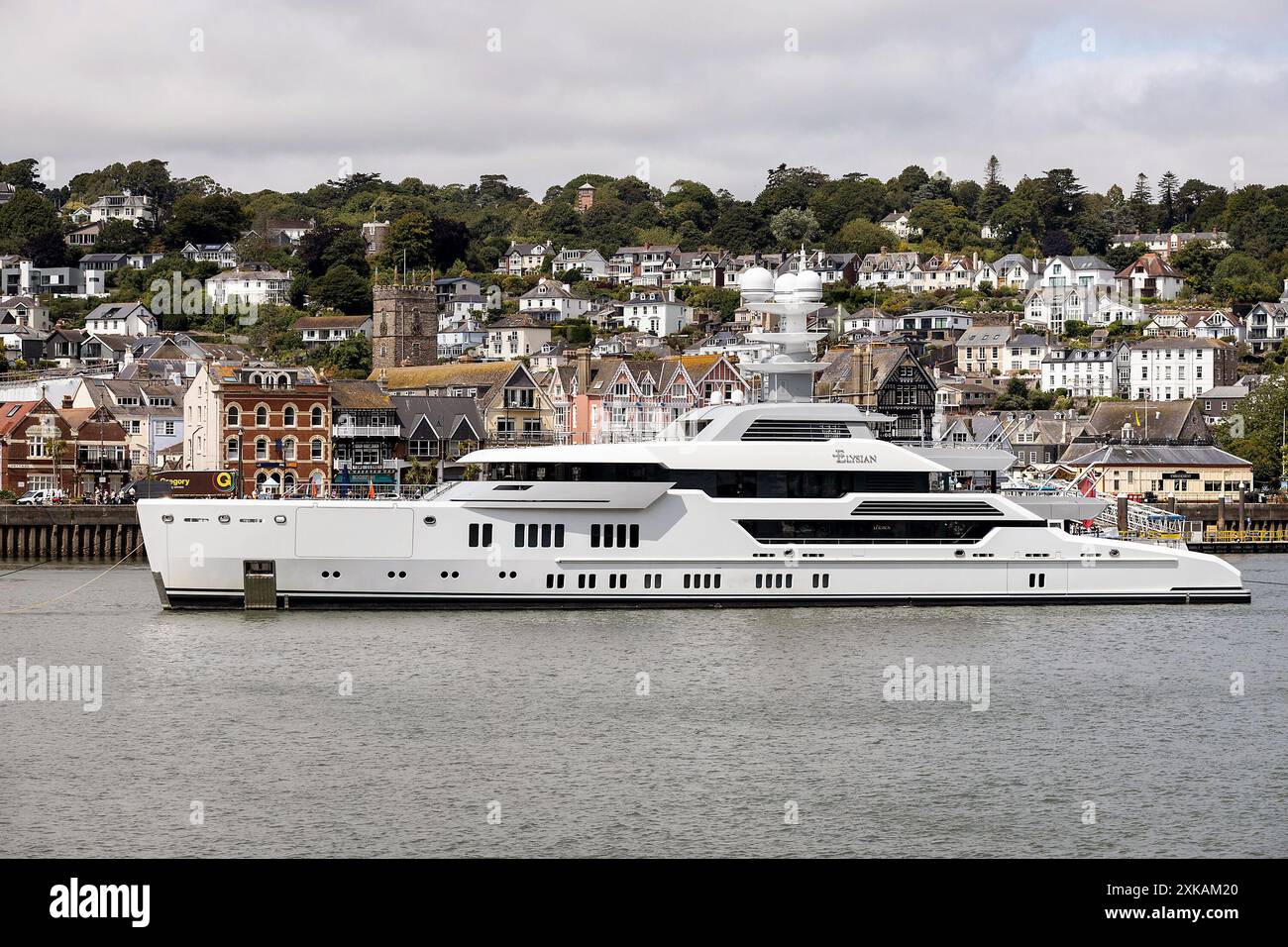 Dartmouth, Regno Unito 22 luglio 2024. Il mega yacht Elysian, di proprietà del proprietario dei Liverpool e dei Boston Red Sox John W Henry, è avvistato a Dartmouth nel Regno Unito. Lo yacht lungo 253 piedi è stato costruito nel 2014 e costa 90 milioni di dollari, può ospitare 14 ospiti e ha un equipaggio di 20 per gestire il super yacht. Credito: Mark Passmore/Alamy Live News Foto Stock