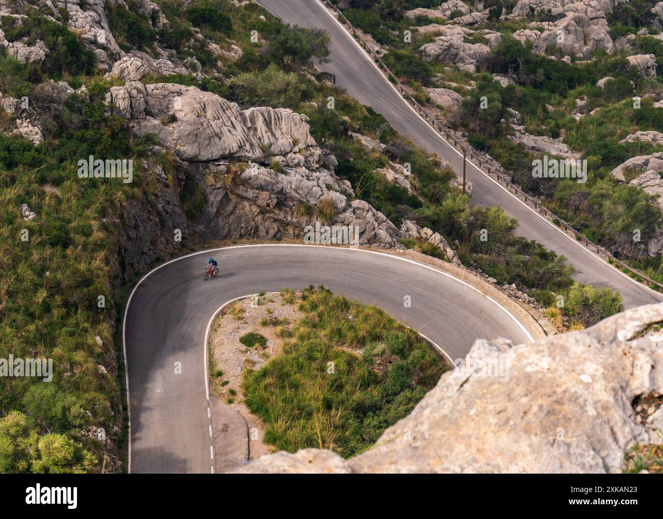 La famosa strada sa Calobra di Maiorca, Spagna, un luogo preferito da tutti i ciclisti. Motociclisti solitari, ciclisti in cima. Foto Stock