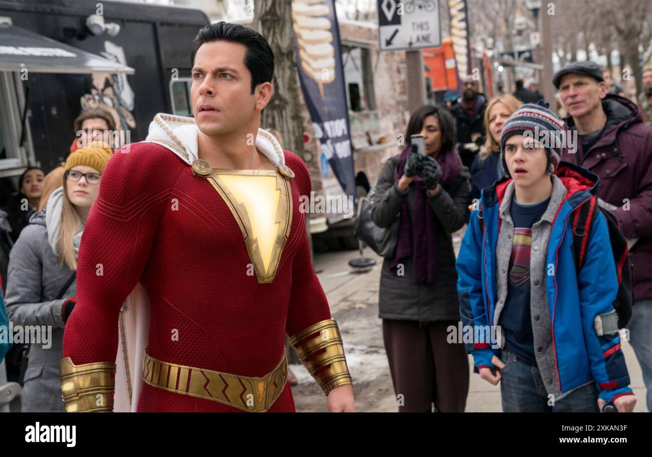 SHAZAM 2019 DC Films/Warner Bros Pictures film con Zachary Levi a sinistra e Jack Dylan Grazer Foto Stock