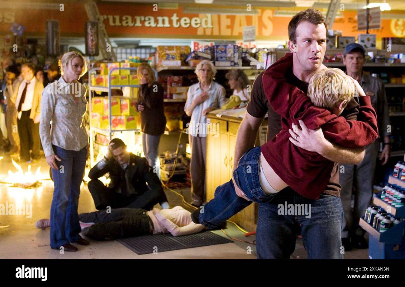 THE MIST 2007 film MGM con Thomas Jane che salva Nathan Gamble Foto Stock