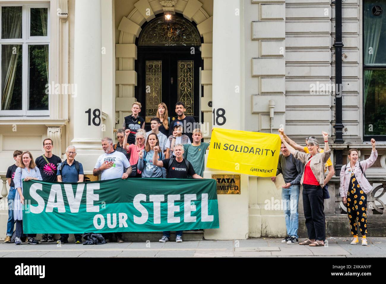 Londra, Regno Unito. 22 luglio 2024. Protesta dei gruppi climatici al quartier generale di Tata Steel a Grosvenor Place, Londra. Greenpeace, Extinction Rebellion e altri gruppi di protesta pro-clima tengono una manifestazione fuori dalla sede di Tata Steel. La società sta progettando di chiudere i suoi altiforni presso l'acciaieria di Port Talbot, con conseguenti perdite di massa di posti di lavoro. La manifestazione è a sostegno dei lavoratori siderurgici e di una transizione giusta. Crediti: Guy Bell/Alamy Live News Foto Stock