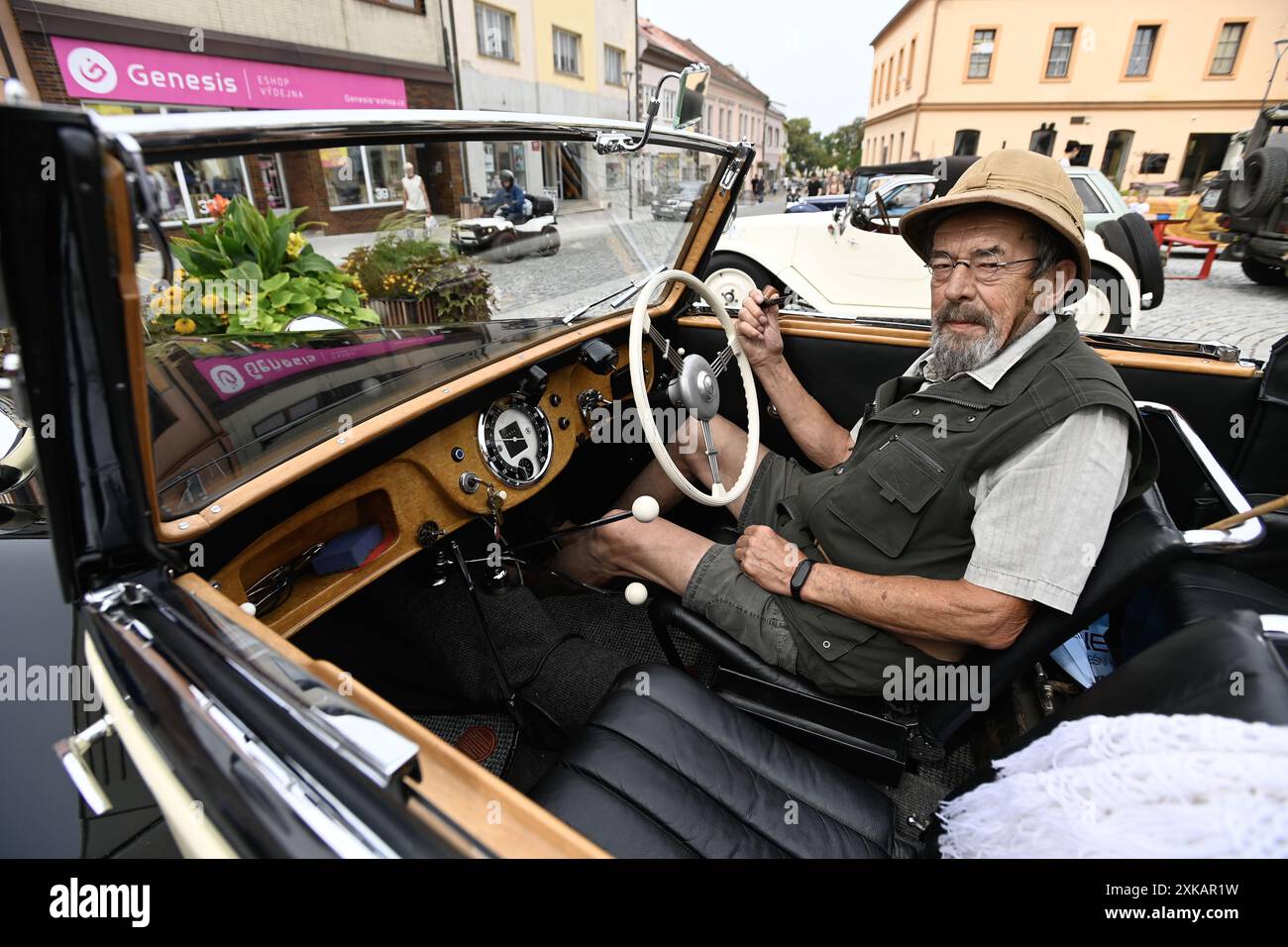 Bystrice Pod Hostynem, Repubblica Ceca. 20 luglio 2024. Mostra di veicoli storici in Piazza Masaryk a Bystrice pod Hostynem, regione di Kromeriz, Repubblica Ceca, 20 luglio 2024. Nella foto Frantisek Vodica in cabrio Tatra 57 dall'anno 1936. Crediti: Dalibor Gluck/CTK Photo/Alamy Live News Foto Stock