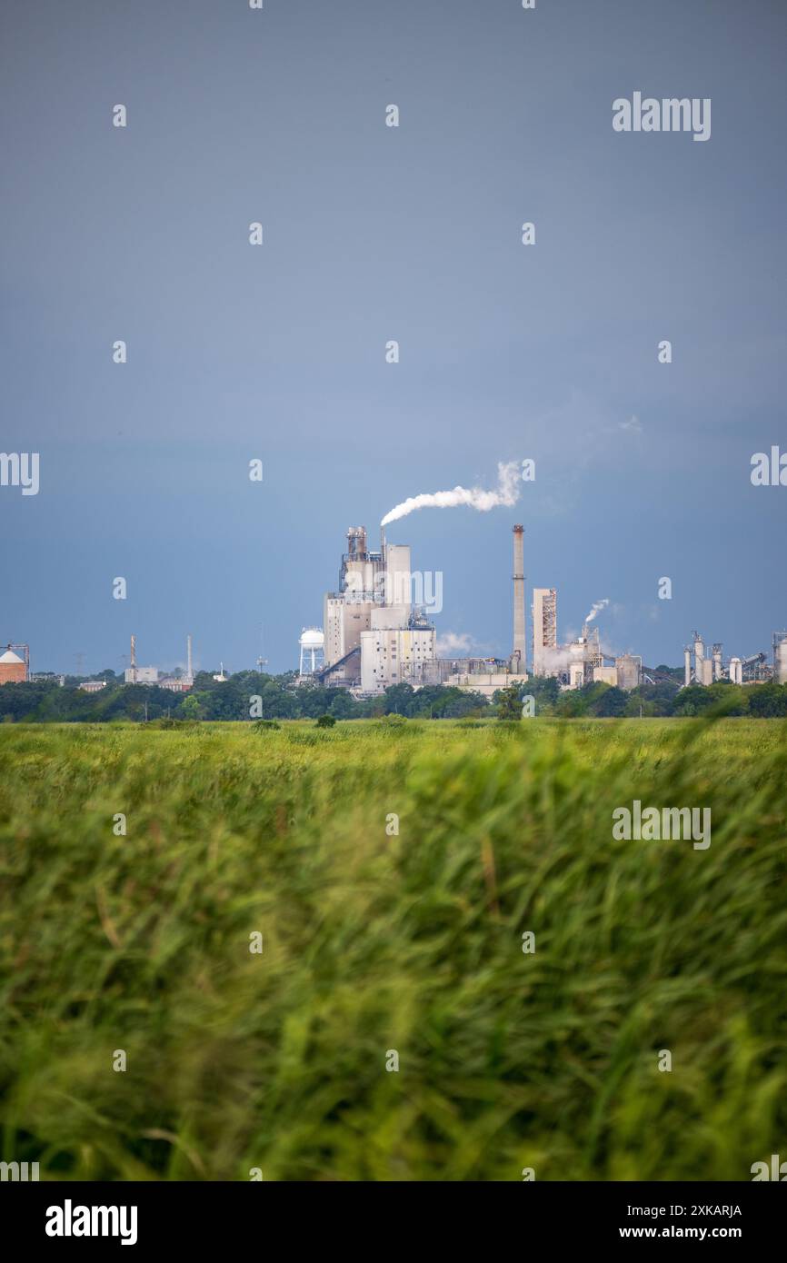 International Paper Mill - Port Wentworth, Georgia - luglio 2024. International Paper Company si trova ad affrontare ammende statali di quasi 28.000 dollari per lo scarico di rifiuti Foto Stock