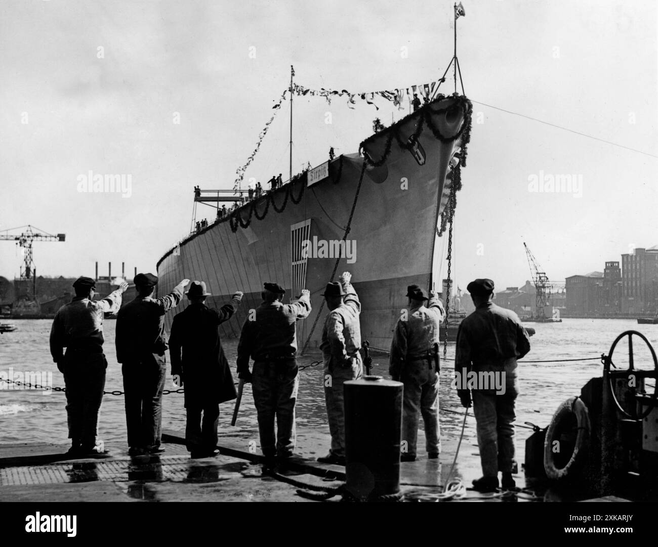 "La corazzata tedesca "Tirpitz": I lavoratori del cantiere salutano la nave con il saluto di Hitler. [traduzione automatizzata]' Foto Stock