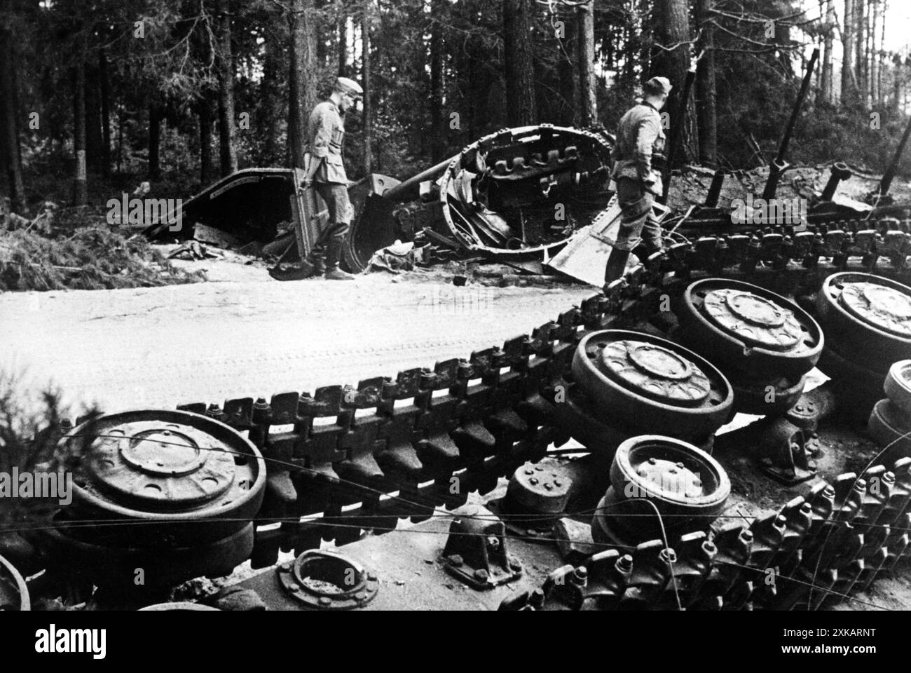 I soldati tedeschi ispezionano un carro armato russo colpito da una bomba Stuka, presumibilmente un kW 1. Foto: Evers. [traduzione automatizzata] Foto Stock