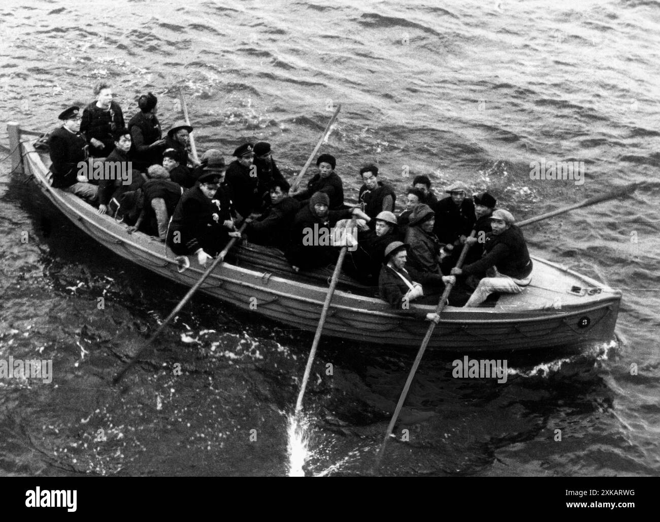 I membri dell'equipaggio di una nave mercantile britannica aspettano di essere salvati su una scialuppa di salvataggio. Fotografia non stampata. [traduzione automatizzata] Foto Stock