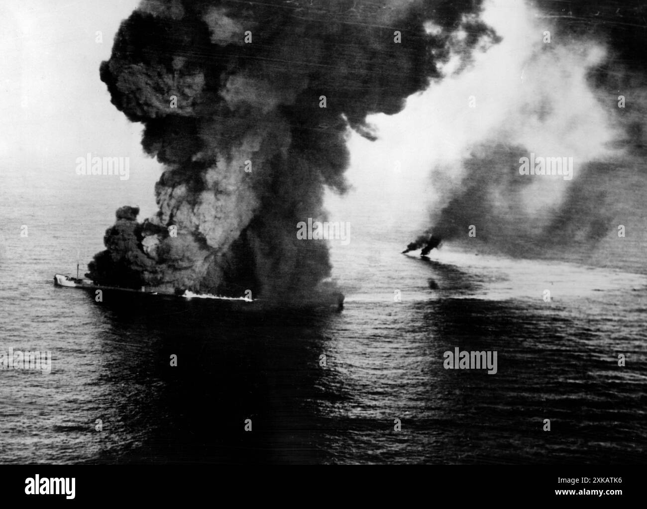 Affondamento di navi da carico alleate, fotografate da un Focke Wulf FW 200 Condor tedesco. Foto non ondulata. [traduzione automatizzata] Foto Stock