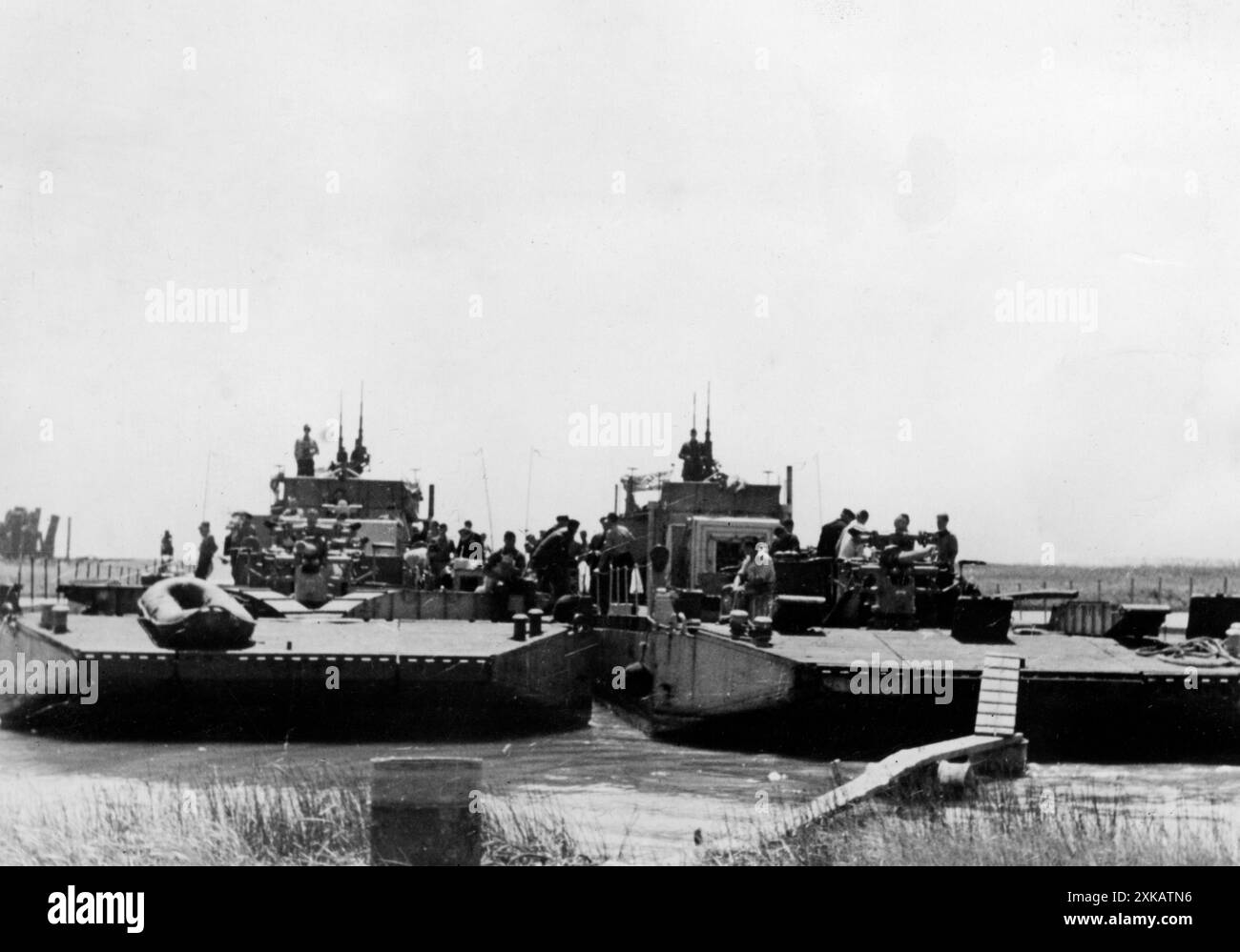 Due mezzi da sbarco (traghetto navale) nella testa di ponte del Kuban / Mare d'Azov. Foto: v. Versen [traduzione automatizzata] Foto Stock