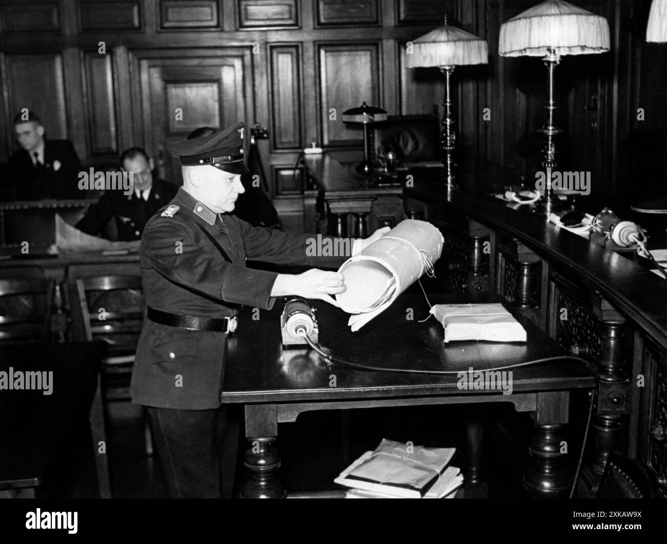 Durante una sessione pubblica del Prisenhof nell'aula della giuria dell'edificio della giustizia penale, un agente presenta come prova un campione del carico confiscato di una nave mercantile. Si tratta di cellulosa solfita chimicamente non sbiancata. [traduzione automatizzata] Foto Stock