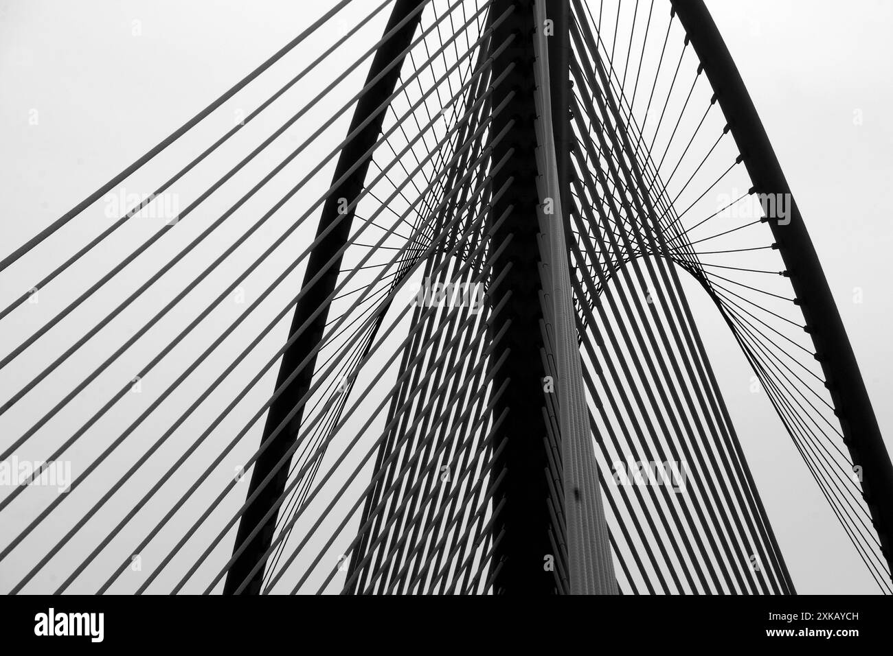 Ponte vicino alla Moschea di Putra, si trova la moschea principale di Putrajaya, Malesia, situata in Piazza Putra ed è adiacente al Lago artificiale Putrajaya Foto Stock