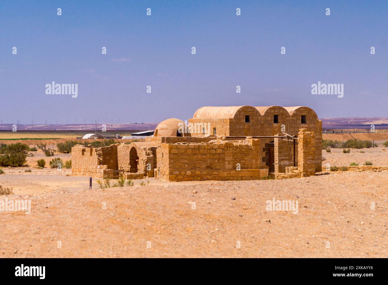 Qasr al-Amra, bagno turco al castello del deserto omayyade, 720-740 d.C., Giordania. Uomo arabo in keffiyeh di fronte Foto Stock