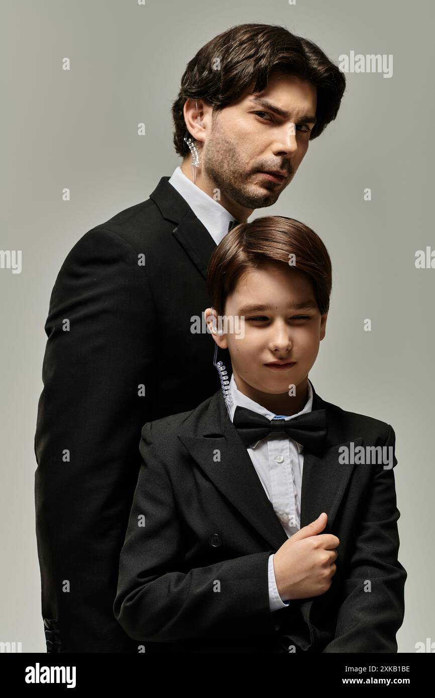 Un padre e un figlio in tute abbinate, un momento di tranquillo legame. Foto Stock