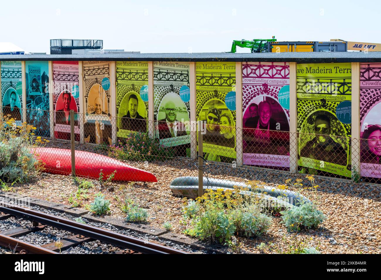 Cartelloni pubblicitari lungo Brighton Beach con immagini di attivisti che cercano il crowdfunding per salvare la storica Madeira Terrace di Brighton Foto Stock