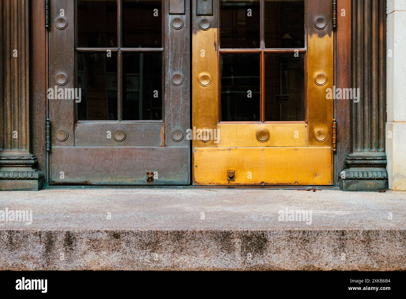 Camino in metallo vintage con finestre e accenti in rame corroso Foto Stock