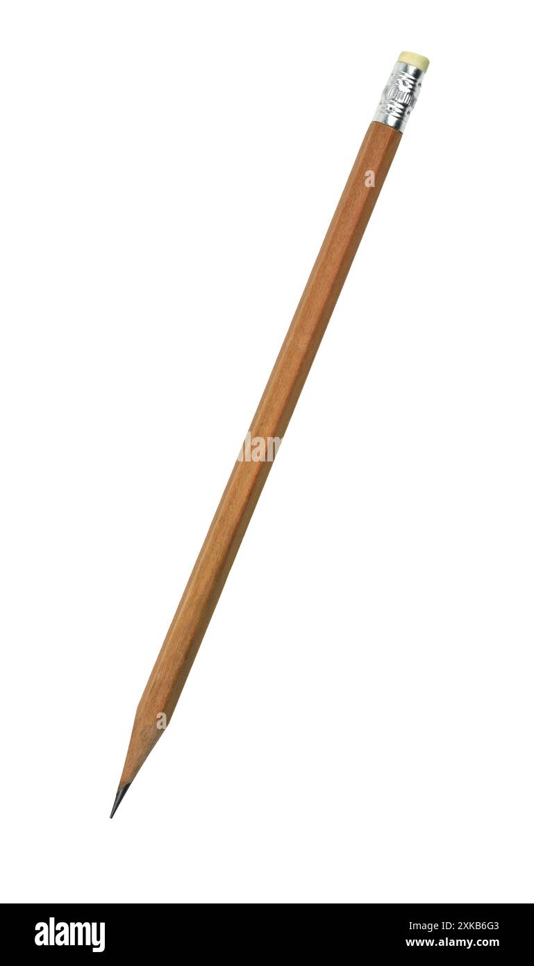 Matita in legno a punta marrone isolata su sfondo bianco e con percorsi di ritaglio. Foto Stock