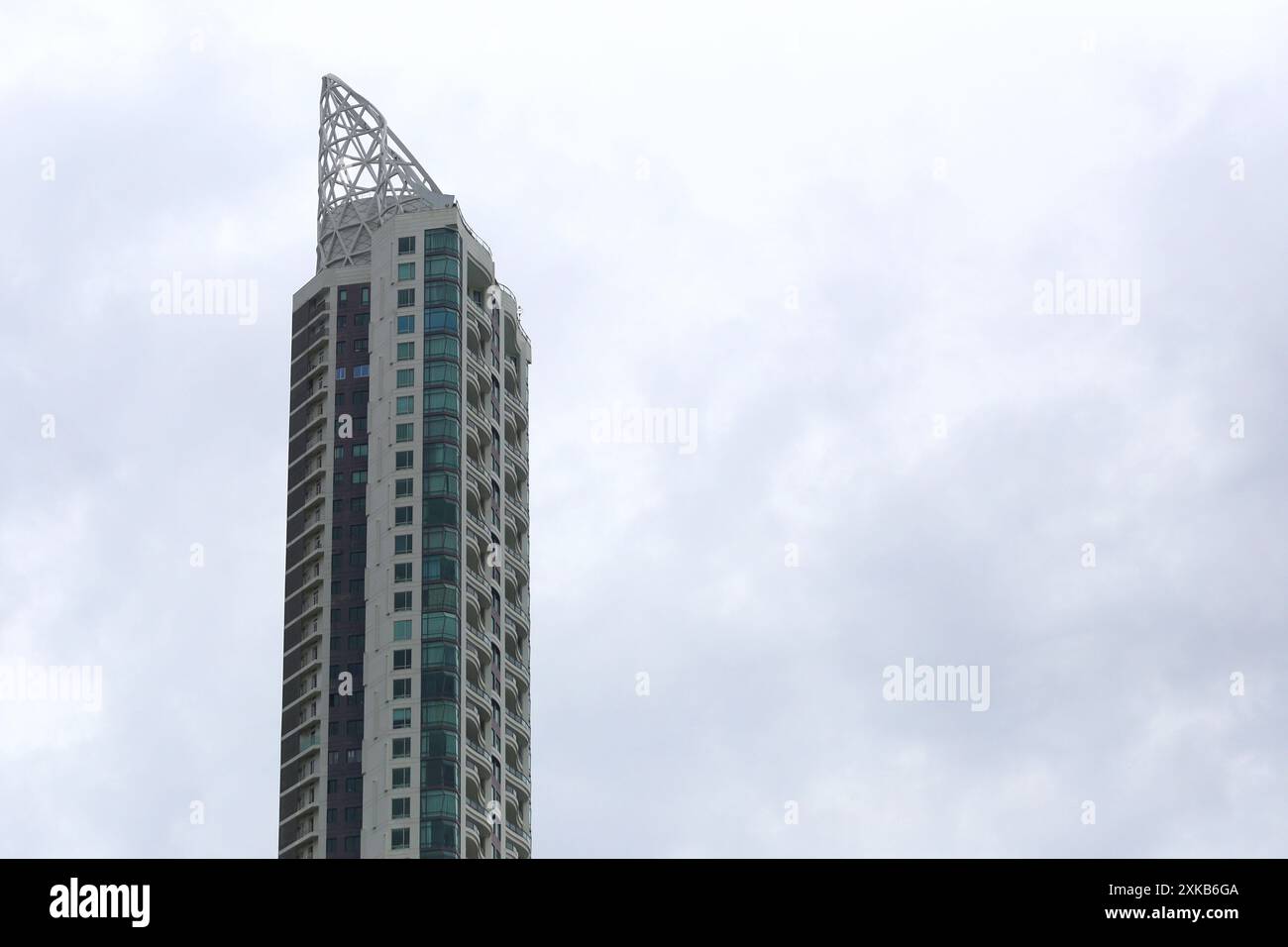 In cima a un alto edificio con un cielo nuvoloso sullo sfondo durante il giorno e copia lo spazio per la progettazione nel tuo concetto di lavoro. Foto Stock