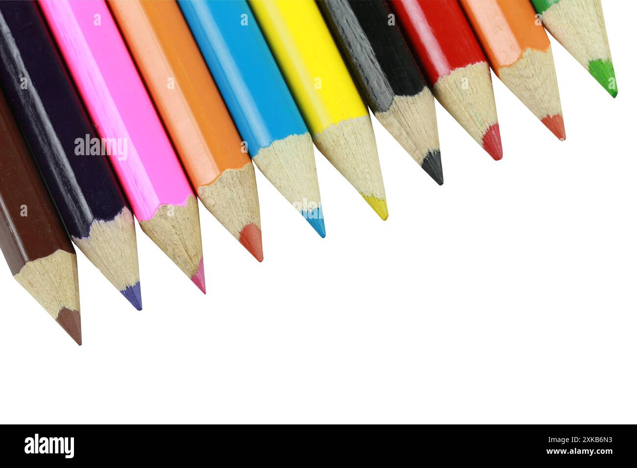 La matita colorata con punta appuntita è ben disposta. Isolata su sfondo bianco e con tracciati di ritaglio. Foto Stock
