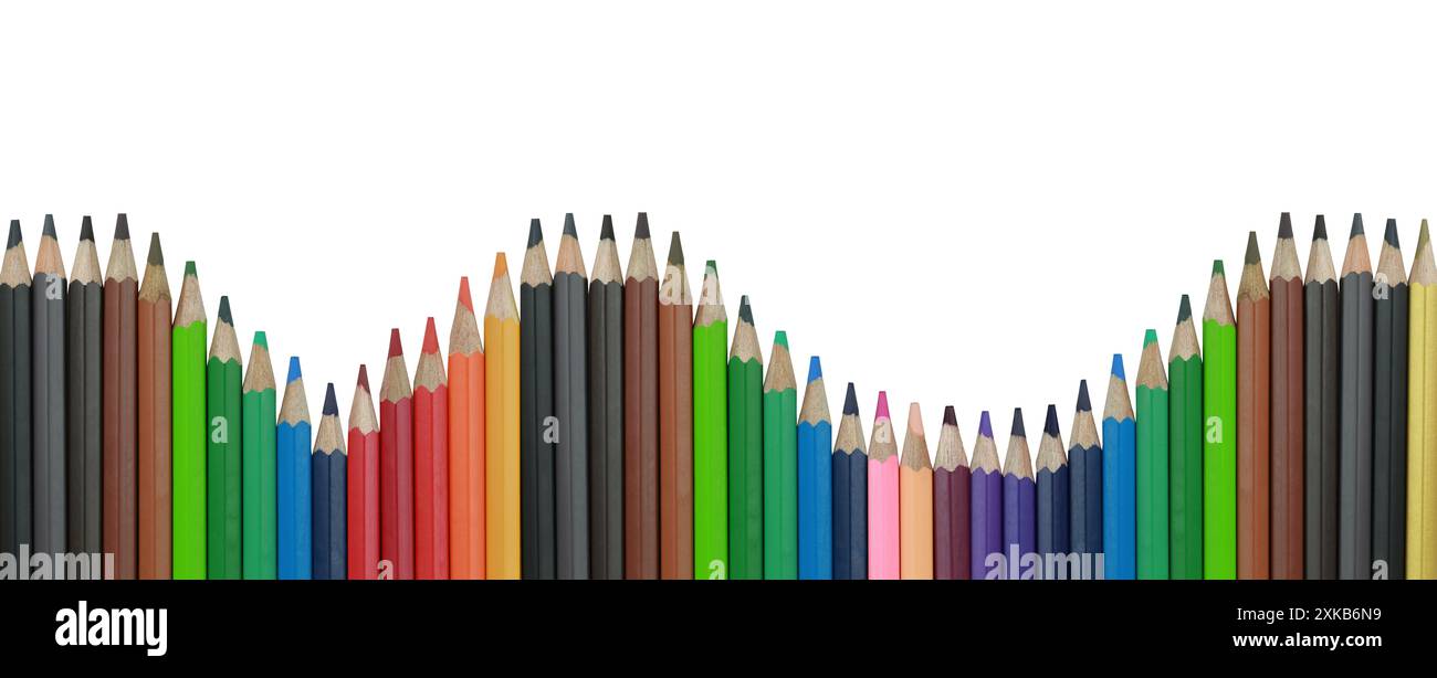 La matita colorata con punta appuntita è ben disposta. Isolata su sfondo bianco e con tracciati di ritaglio. Foto Stock