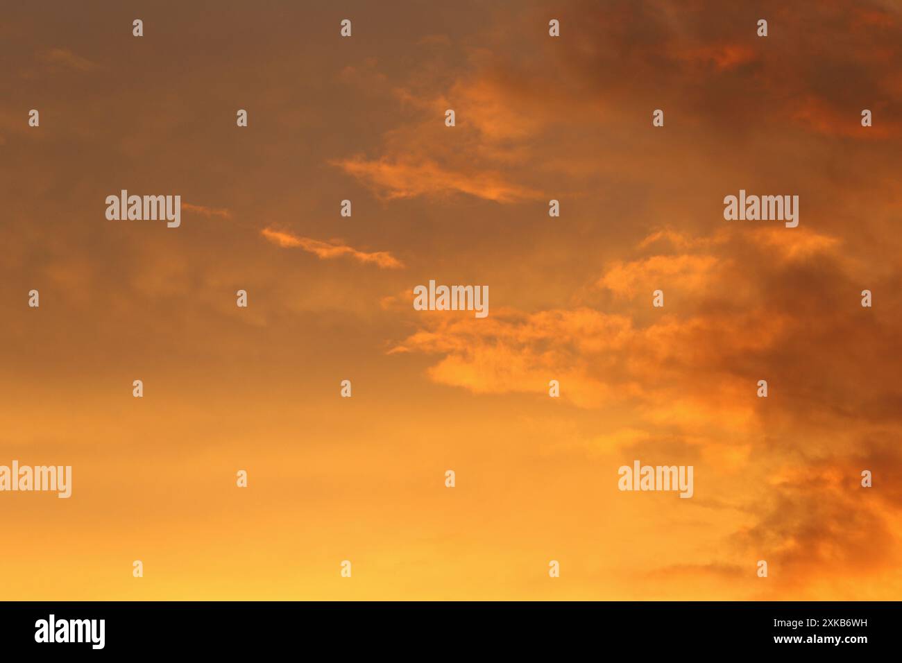 Nuvole e cielo crepuscolo sullo sfondo dopo il tramonto Vista cielo per un paesaggio naturale. Foto Stock