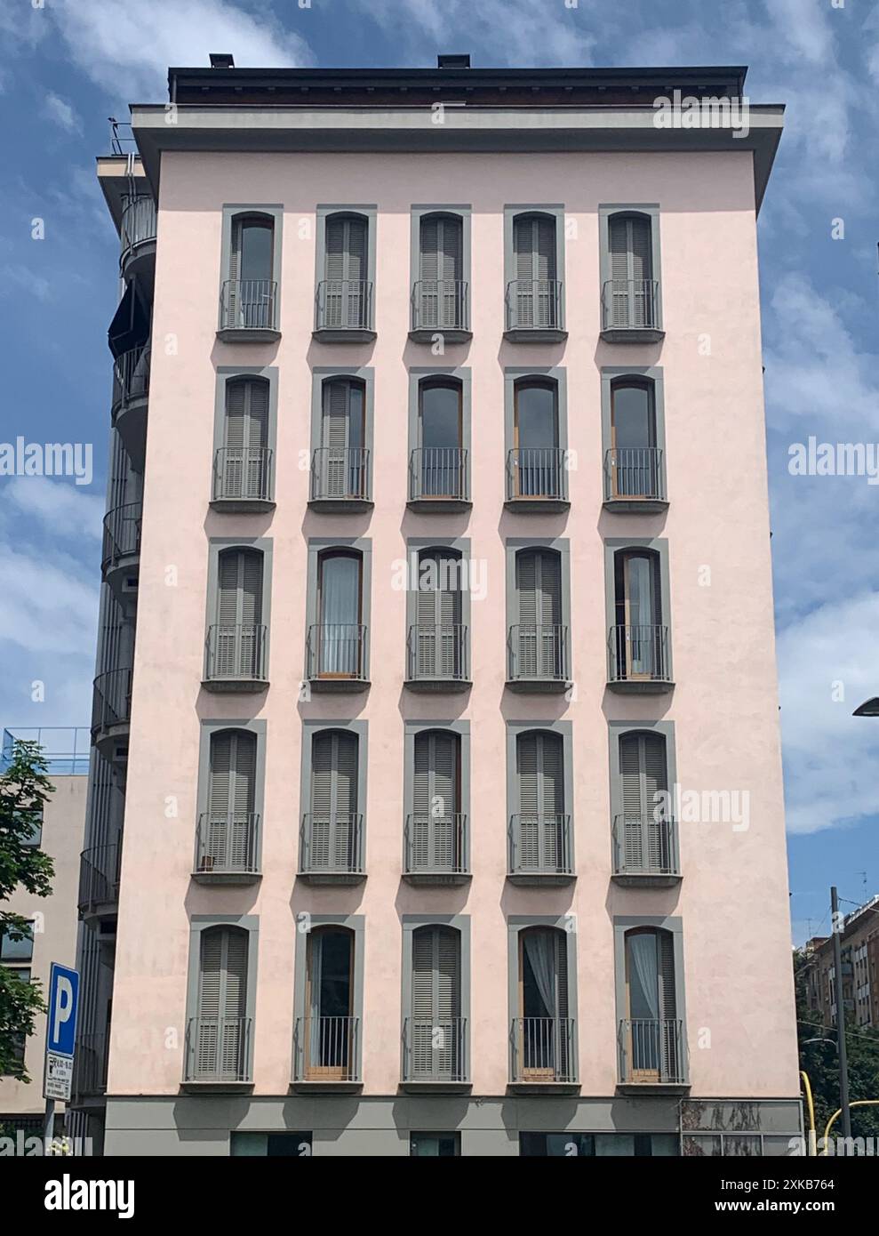 Moderna architettura europea con molte finestre Foto Stock