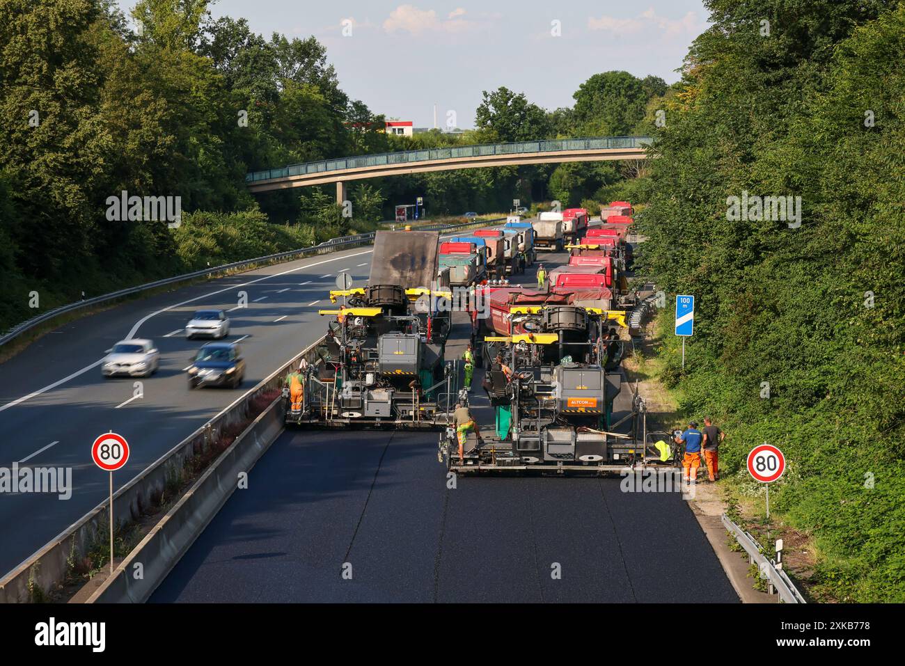 Essen, Renania settentrionale-Vestfalia, Germania - la costruzione di strade, asfaltatrici e rulli stradali stanno costruendo un nuovo asfalto fluastro a pori aperti sull'A52 mo Foto Stock