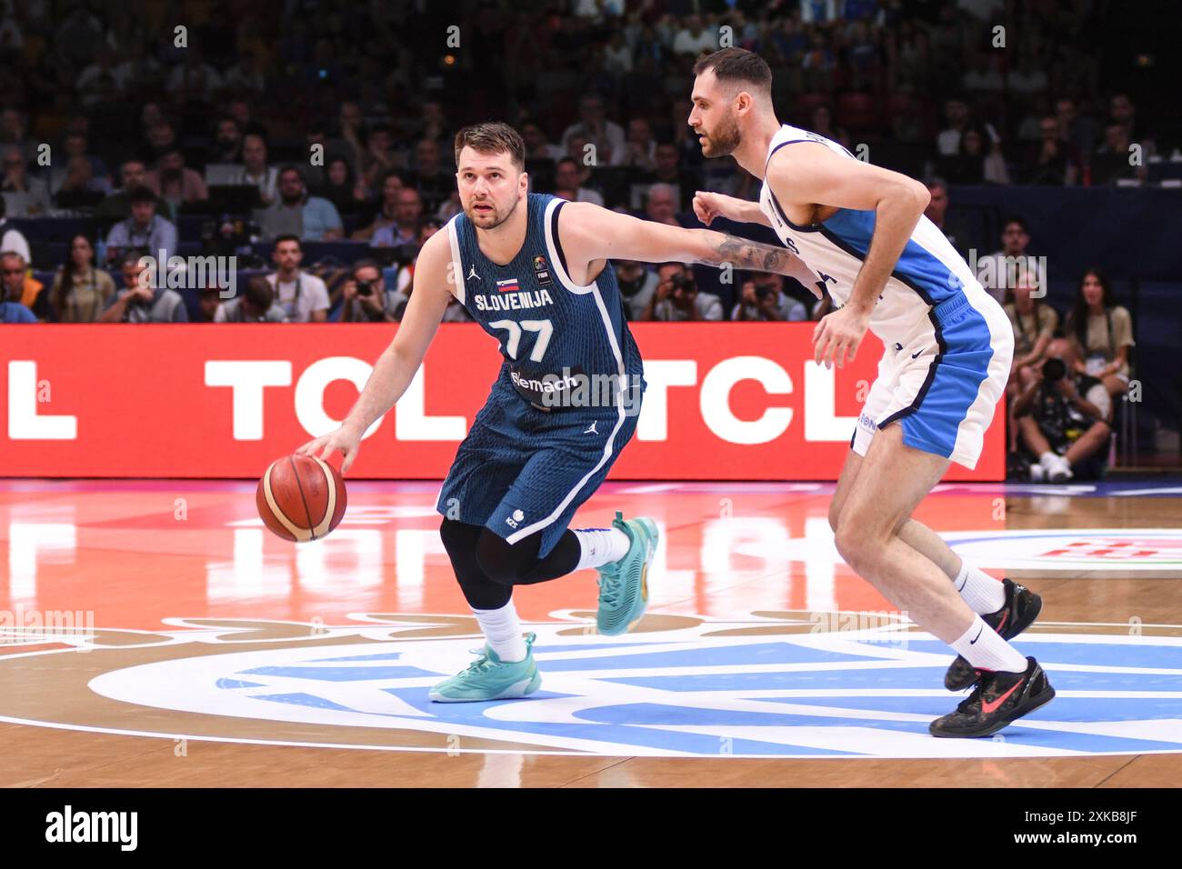 Luka Doncic (Slovenia), Georgios Papagiannis (Grecia). Torneo di qualificazione olimpica FIBA. Pireo 2024. Foto Stock