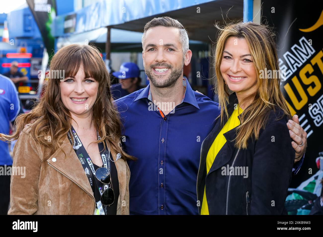 Nathalie Quirk (a sinistra), Scott Nicholls e Suzi Perry (a destra) - Team di presentazione Sky Sports al Speedway of Nations, King's Lynn, Norfolk. Luglio 2017. Foto Stock