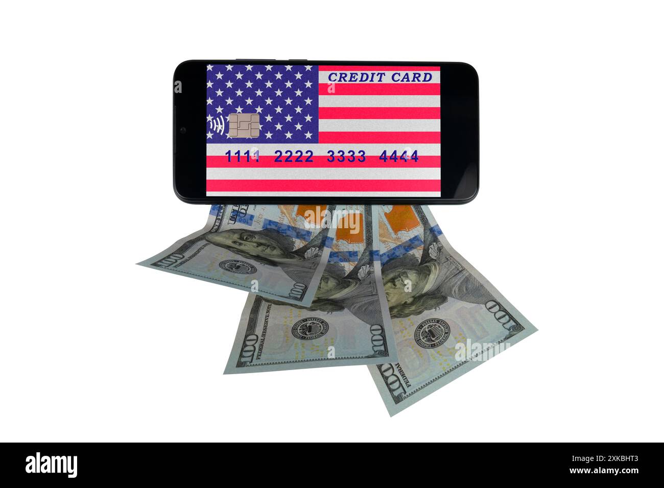 Uno smartphone con un'immagine della carta di credito sotto forma di bandiera degli Stati Uniti si trova su banconote da 100 dollari (primo piano su sfondo bianco) Foto Stock