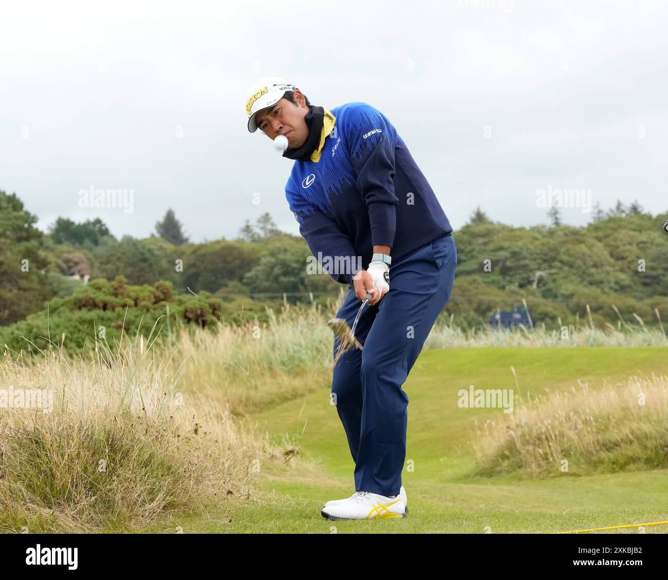 21 luglio 2024; Royal Troon Golf Club, Troon, South Ayrshire, Scozia; Open Championship Final Round; Hideki Matsuyama chips al 13° green Foto Stock