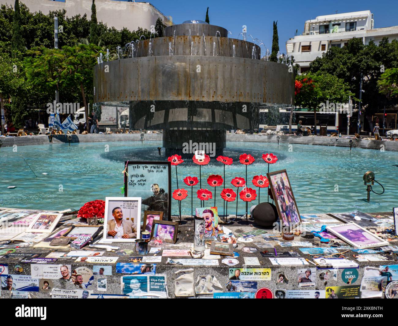 Papaveri in ceramica e fotografie di prigionieri scomparsi al Dizengoff Center di Tel Aviv, Israele. Foto Stock