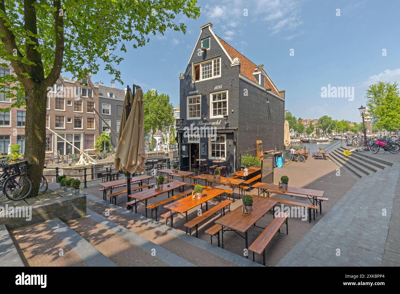 Amsterdam, Paesi Bassi - 16 maggio 2018: Cafe De Sluyswacht presso l'edificio storico Jodenbreestraat dal 1695 al Sunny Spring Day in City. Foto Stock