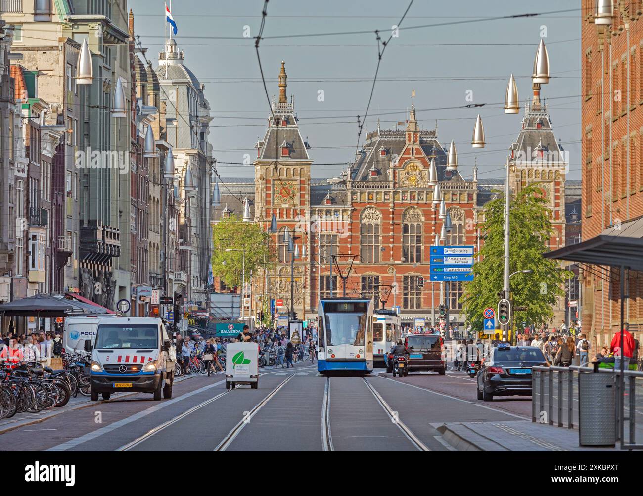 Amsterdam, Paesi Bassi - 15 maggio 2018: Trasporto pubblico con tram elettrico in Damrak Street Way fino alla stazione ferroviaria di Centraal al giorno di primavera a capitale. Foto Stock