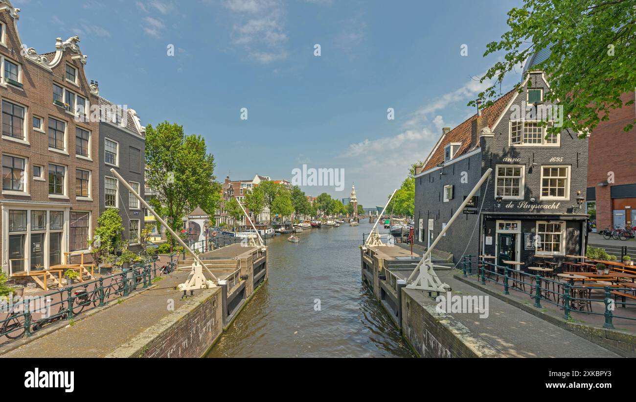 Amsterdam, Paesi Bassi - 16 maggio 2018: Cafe De Sluyswacht presso il Jodenbreestraat Historic Canal Building dal 1695 al Sunny Spring Day in City. Foto Stock