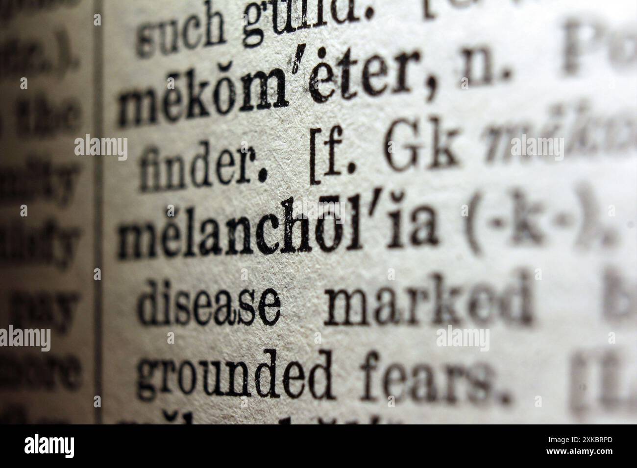 Malinconia di parole sulla pagina del dizionario, primo piano macro Foto Stock