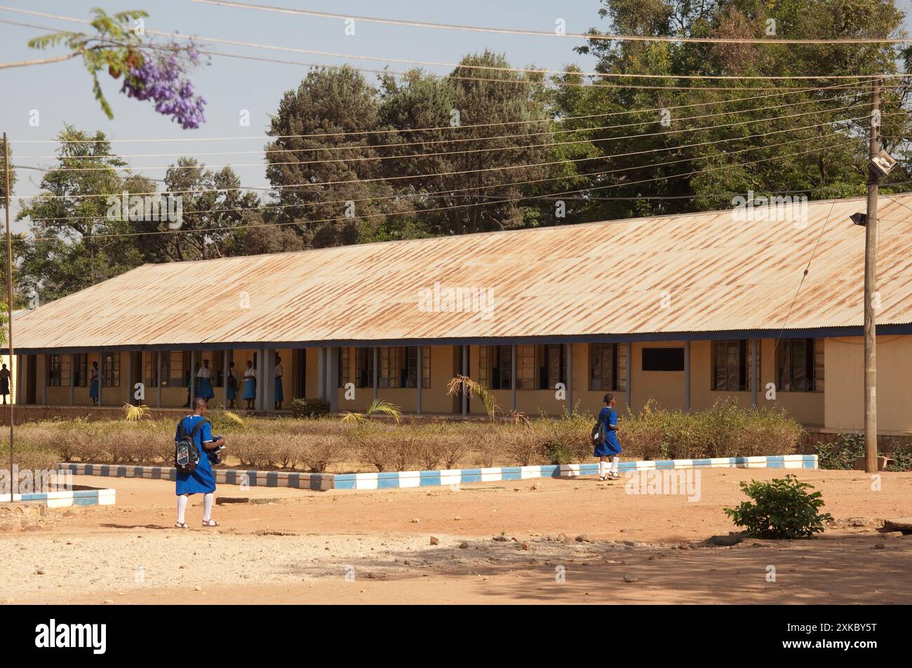 Edifici scolastici, St Louis College (scuola secondaria per ragazze), Jos, Plateau State, Nigeria. Due studentesse che attraversano il cortile. Foto Stock