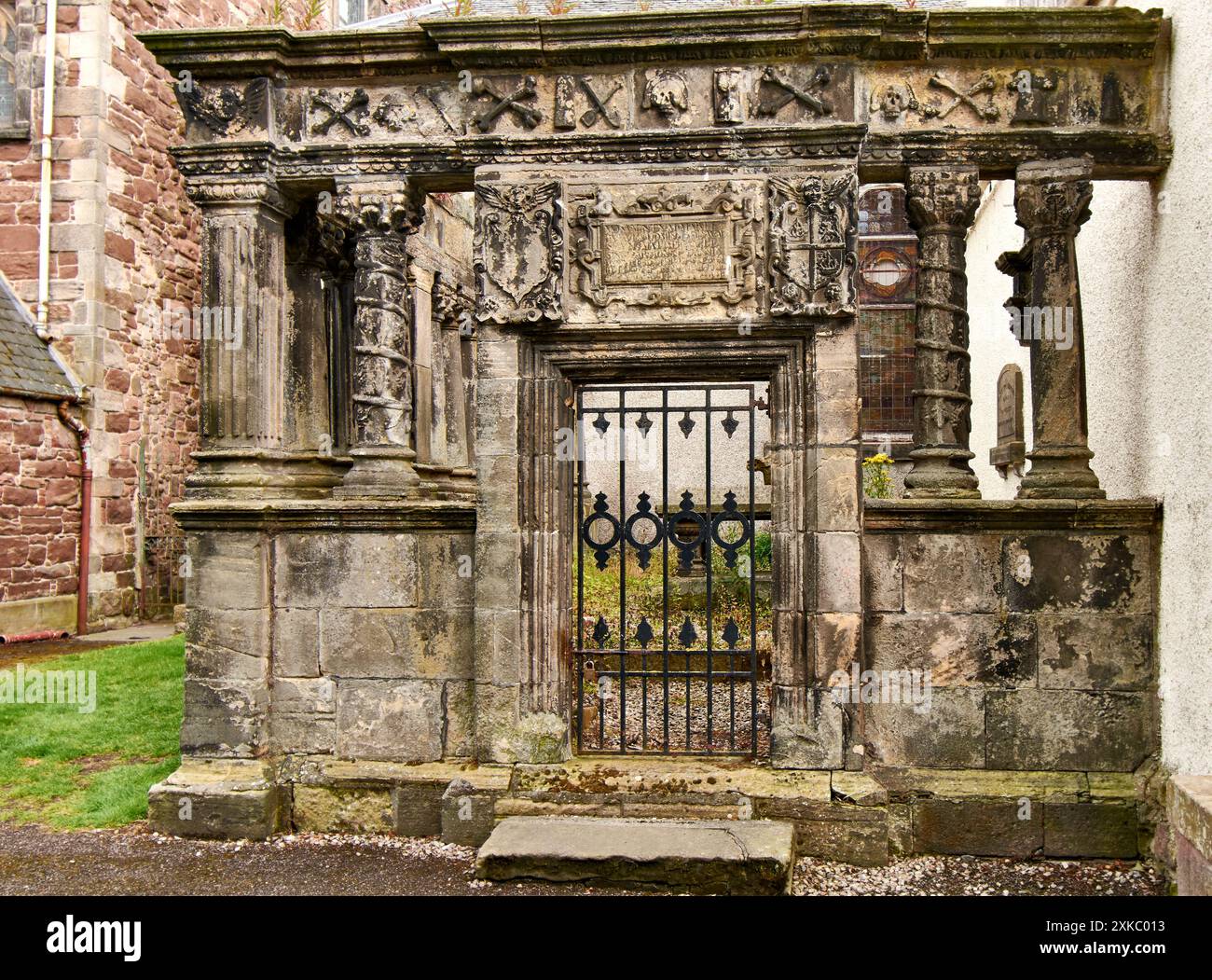 Old High St Stephen's Church di Inverness, Scozia, e il mausoleo medievale nel cimitero Foto Stock