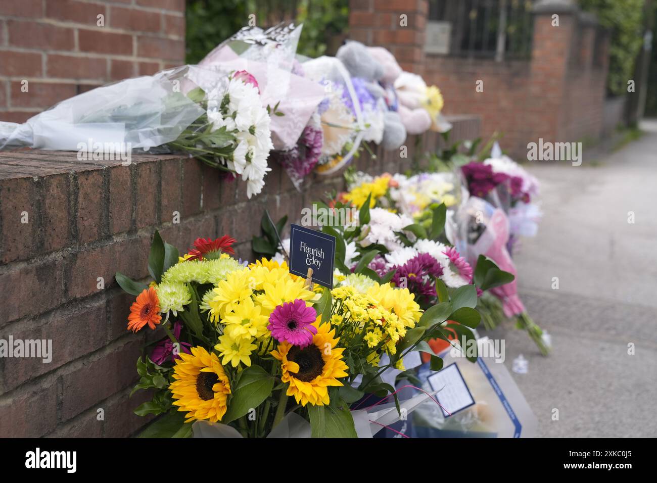 Fiori e tributi posero vicino alla scena sulla A61 a Wakefield, a seguito di una collisione tra un'auto e una moto la domenica pomeriggio. Shane Roller, il suo partner, Shannen Morgan, e due delle loro figlie, Lillie e Rubie, oltre a un motociclista e passeggero morirono dopo la collisione intorno alle 15:54 di domenica. Data foto: Lunedì 22 luglio 2024. Foto Stock